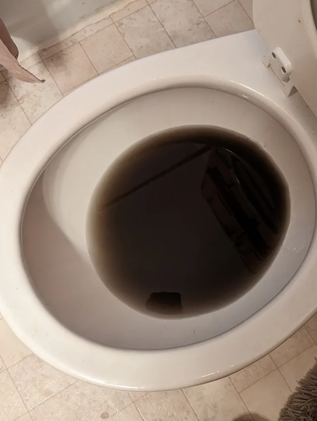 grijs en zwart water