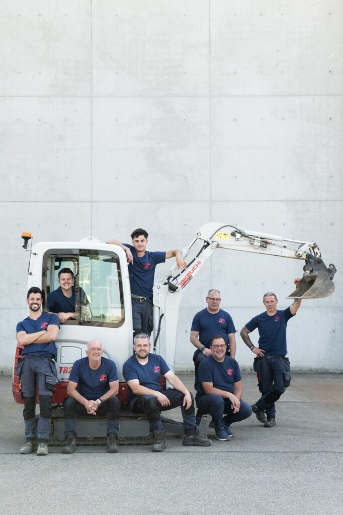 Het Rioclean-team bij de minigraver die wordt ingezet voor rioleringswerken