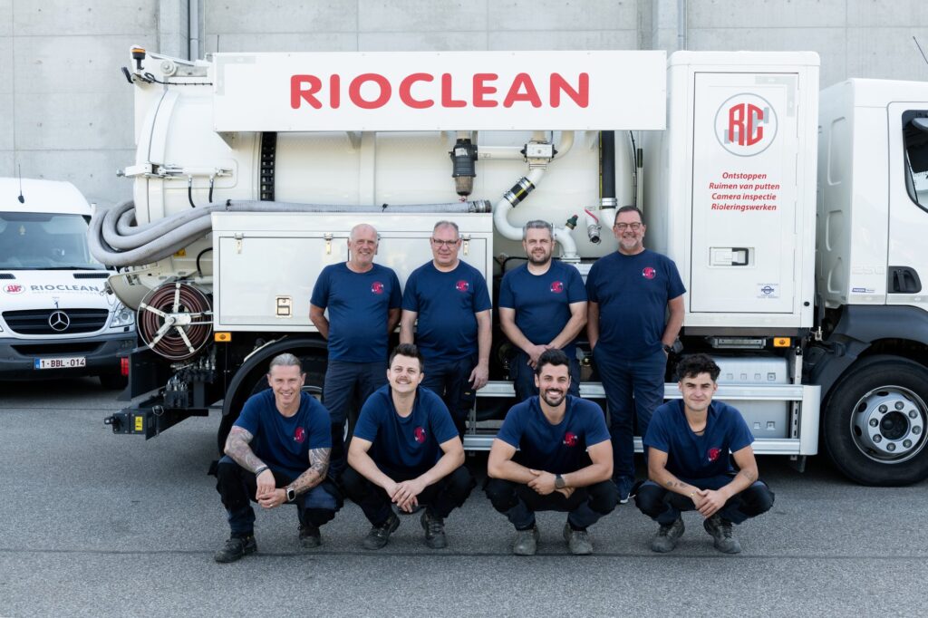 Het voltallige Rioclean-team voor een ruimwagen van de ontstoppingsdienst