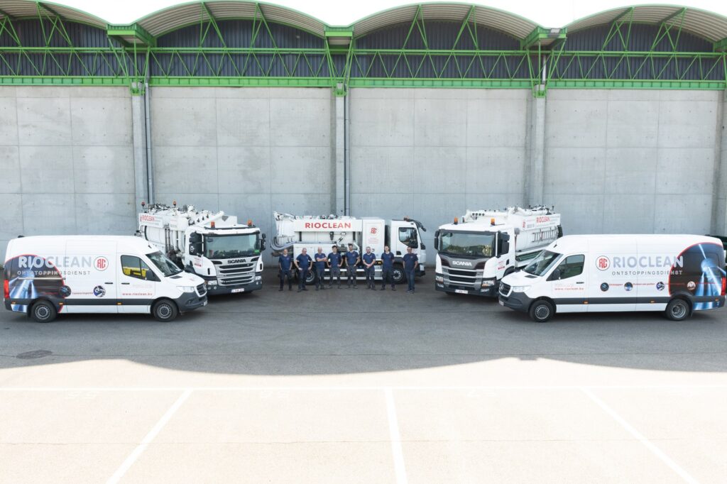 Het wagenpark en het team van Rioclean opgesteld voor de loods in Alken