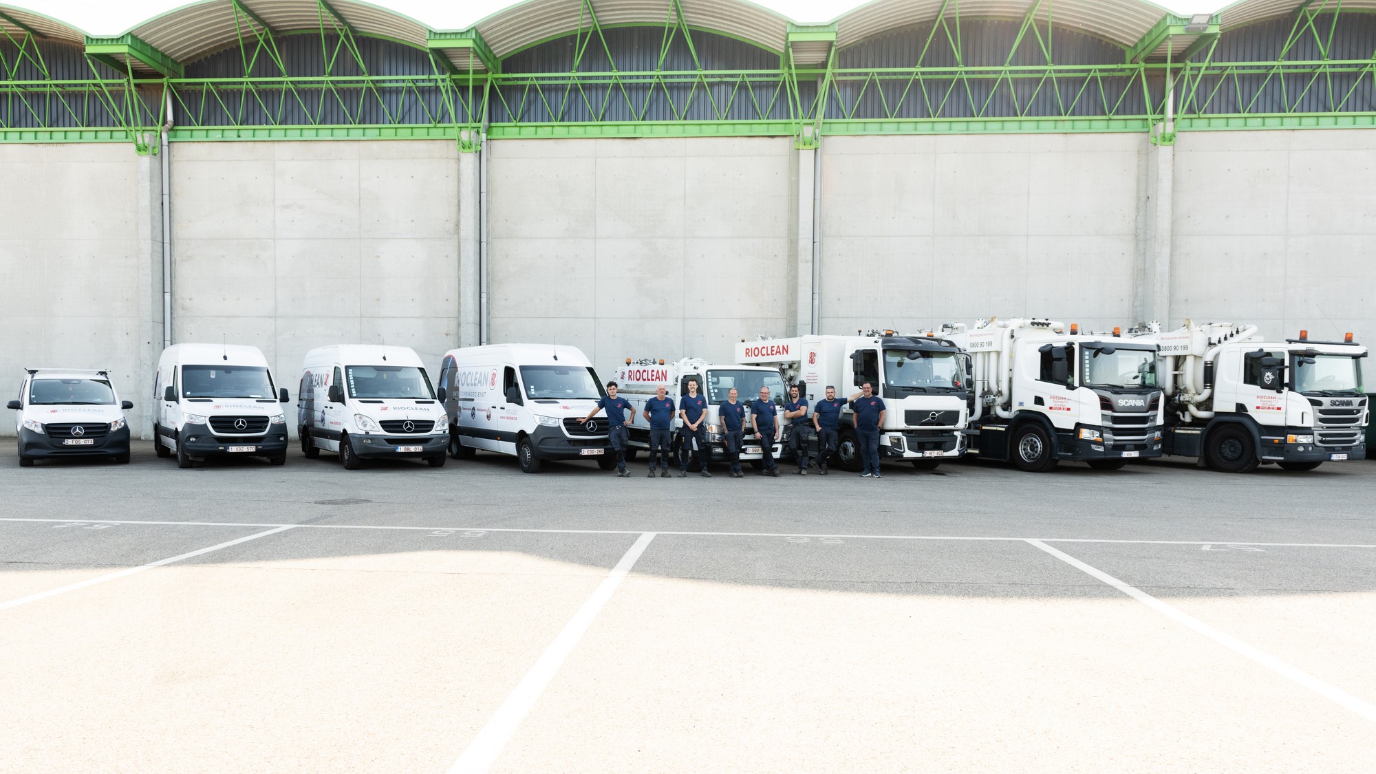 Het volledige wagenpark van Rioclean met bestelwagens en ruimwagens